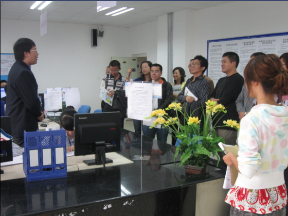 实习代表向与会人员讲解实训模式.bmp