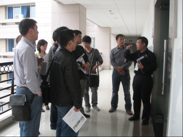 叶剑明主任向与会人员介绍实训基地.bmp